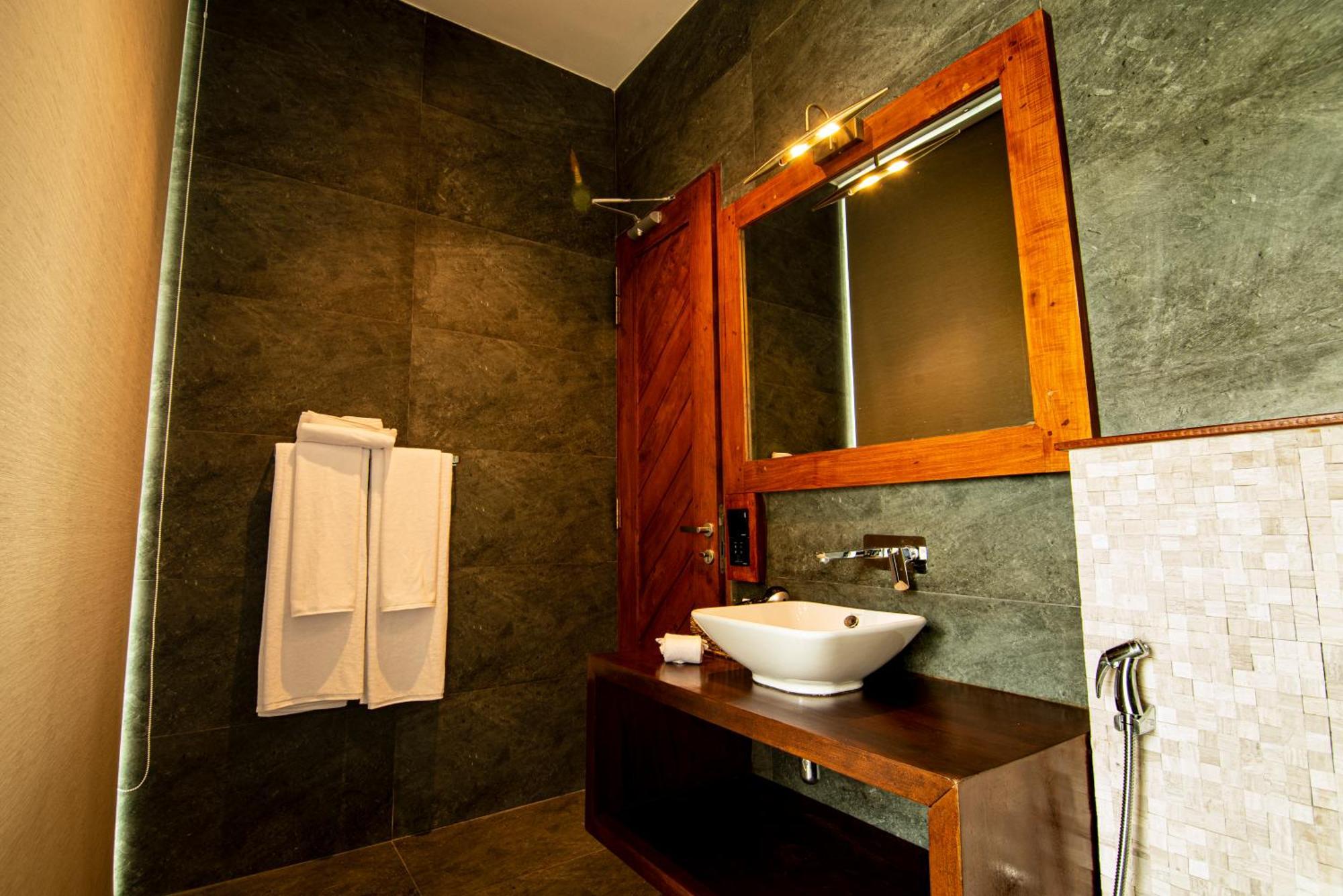 The Rockwall Boutique Hotel Bentota Bagian luar foto